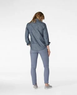 Stio Women's Ashton Chambray Shirt - Past Season -Stio Sales Shop W Ashton Chambray Shirt Dark Chambray 4 ce33ef92 c561 48bf b56a 4ab330406ed1